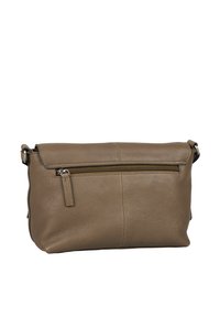 Brun læder crossbody taske med en lynlåslukket frontlomme, glat overflade, rektangulær form og justerbar strop.