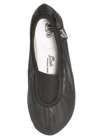 Schwarze Leder-Ballerinas mit elastischem schwarzen Besatz, runder Zehenpartie und dezenten Nahtdetails. Das Innere verfügt über eine weiße gepolsterte Innensohle.