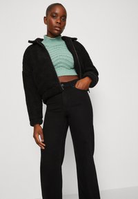 Pieces PCPEGGY WIDE PANT - Ravne kavbojke - black