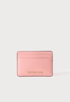 Portacarte in pelle rosa testurizzata con tre fessure e logo "MICHAEL KORS" in lettere dorate al centro in basso.