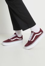 Vans UA OLD SKOOL PLATFORM Sneakers laag - port royale/true white/