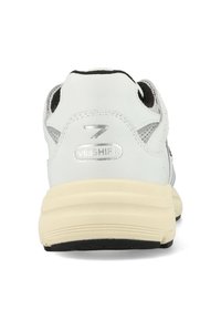 Witte leren sneaker met een gestructureerde grijze mesh-overlay, zwart interieur en een lichtgekleurde, geribbelde zool. Beschikt over een zilveren "Z" en "V69 SHIF".