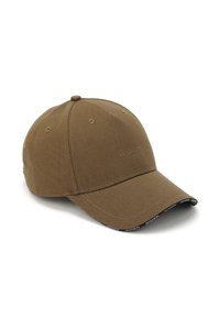 Brun tygbasebollkeps med krökt skärm, sydda detaljer och broderad logotyp på framsidan. Har kontrasterande svarta accenter på skärmen.