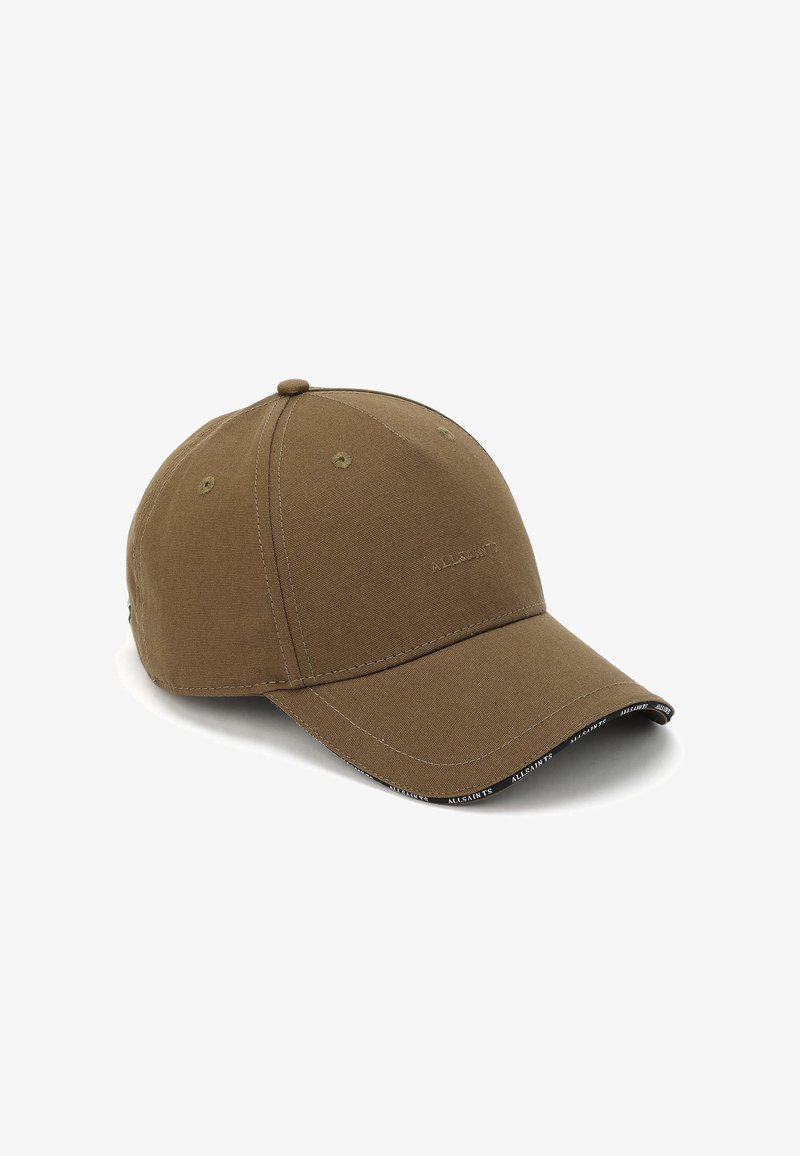 Brun stof baseballcap med en buet skygge, syet detaljering og broderet logo på forsiden. Har kontrasterende sorte accenter på skyggen.