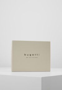 Boîte rectangulaire beige présentant le logo "bugatti" et le slogan "nous sommes l'Europe" en noir à l'avant ; texture lisse et mate.