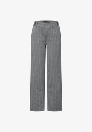 Pantalones de pierna ancha gris con rayas verticales, que presentan un frente plano, dos bolsillos en la parte delantera y dos botones decorativos en la cintura.