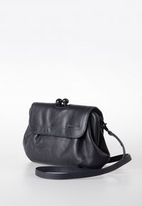 Borsa a tracolla in pelle blu scuro con patta ripiegabile e due bottoni di chiusura tondi. Presenta una tracolla removibile e una texture liscia.