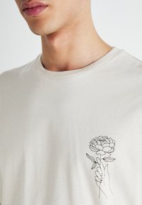 Jack & Jones JJMYSTIC TEE CREW NECK - Potiskana majica - moonbeam