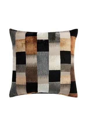Kwadratowa dekoracyjna poduszka z wzorem patchwork w czarnych, brązowych, beżowych i kremowych teksturowanych blokach tkaniny.