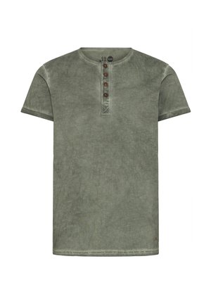 Īsām piedurknēm zaļa t-krekls, izgatavots no mīksta auduma, ar apaļu kakla izgriezumu un trīs pogu slēdzeni ar brūnām pogām. Svaiga tekstūra.