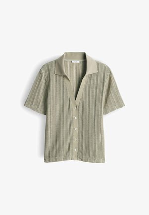 Hellolivgrünes, kurzärmeliges Hemd mit Knöpfen, vertikal gerippter Textur und weitem Kragen, flach auf weißem Hintergrund liegend dargestellt.