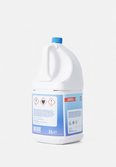 Hvid plastflaske med blåt låg, håndtag og gradientlabel med faresymboler og tekst. Kapacitet angivet til 3 liter.