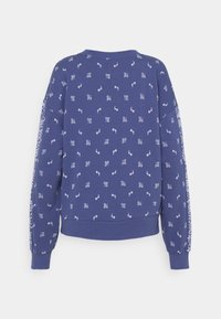 Sudadera morada con patrón floral blanco, puños y dobladillo acanalados, hombros caídos, cuello redondo y detalle lateral de pequeños acentos florales.