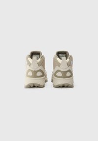Columbia PEAKFREAK RUSH - Chaussures de marche - soft taupe/white peach