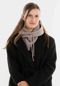 Grijze gebreide sjaal met een geplooid ontwerp en trekkoord, gedragen over een zwarte fuzzy jas. Gladde textuur, met houten kralenaccenten op het trekkoord.