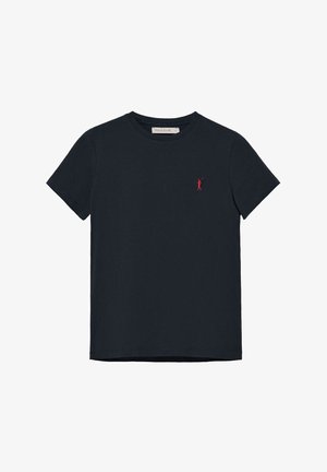 Camiseta de algodón azul marino con cuello redondo, mangas cortas y un pequeño logo rojo en el pecho. Diseño clásico con una textura suave.