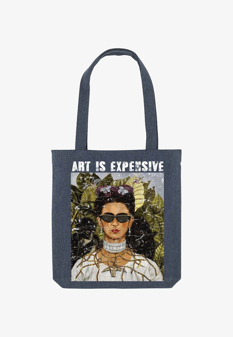 Sac cabas en denim avec une illustration d'une femme portant des lunettes de soleil, des pinces à cheveux en forme de papillon, une robe blanche, et le texte "L'ART EST CHER" au-dessus de sa tête.
