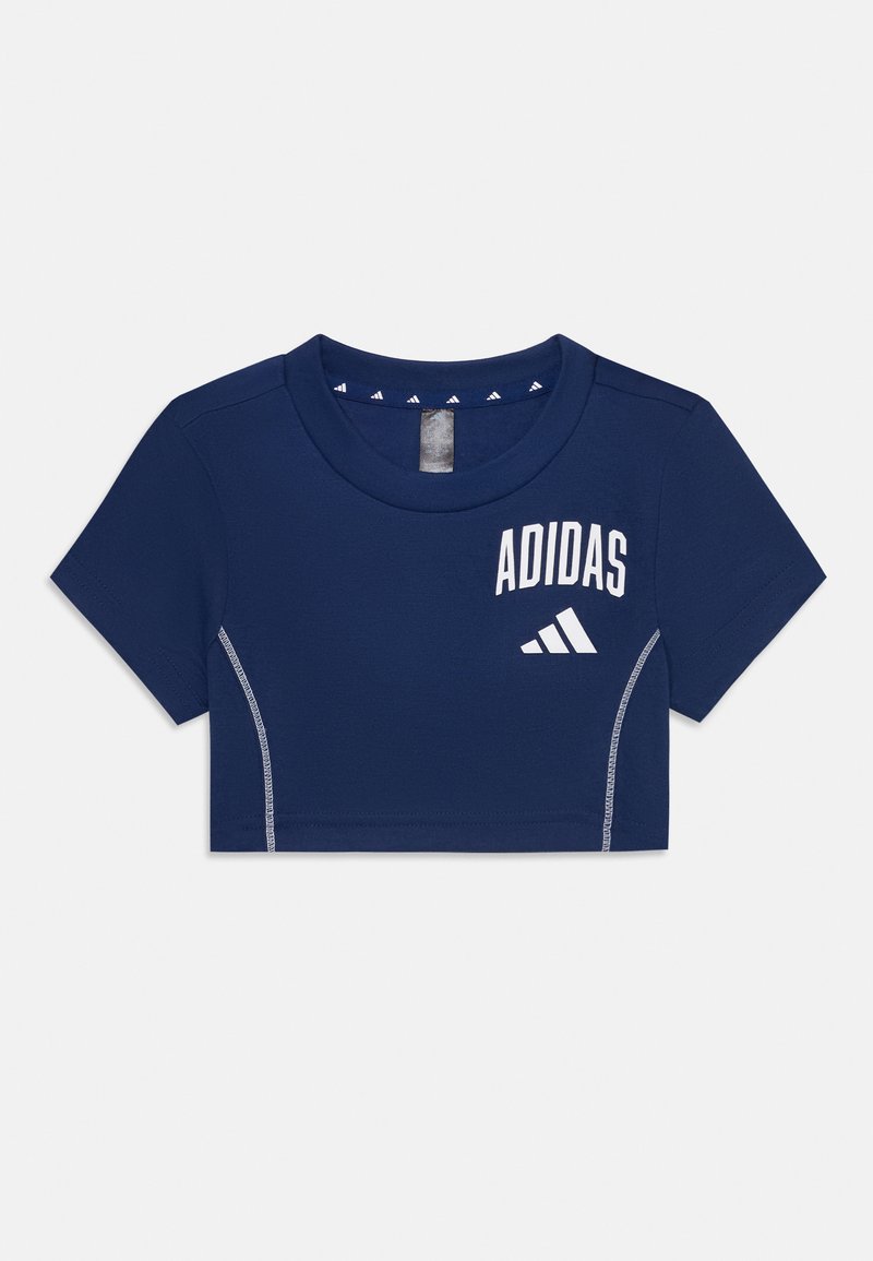 Camiseta corta de color azul marino con mangas cortas, que presenta un logo blanco de "ADIDAS" y costuras de acento gris a lo largo de los lados. Material suave.