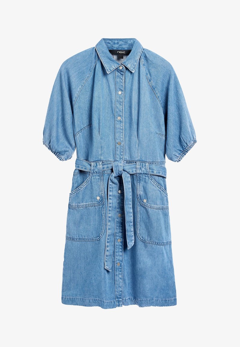 Robe en denim bleu clair avec des manches courtes bouffantes, des boutons-pression à l'avant, un col, une taille ceinturée et de grandes poches plaquées.