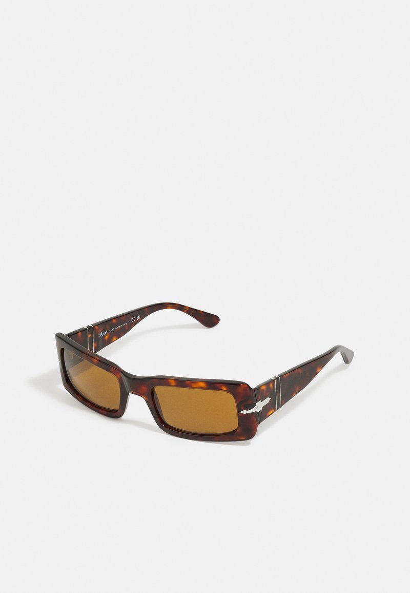 Óculos de sol retangulares com armação em tartaruga castanha, lentes castanhas, detalhes em prata nas hastes e um design elegante e moderno.