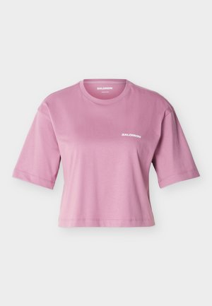 Ανοιχτό μωβ κοντομάνικο crop top με στρογγυλή λαιμόκοψη και μικρό λευκό λογότυπο Salomon στο στήθος και στο εσωτερικό του γιακά.