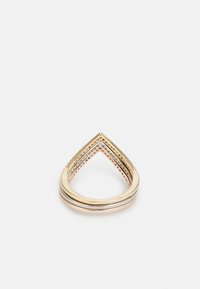 Bague en métal plaqué or, argent et or rose, présentant un design triangulaire superposé avec des détails texturés et des bords lisses.
