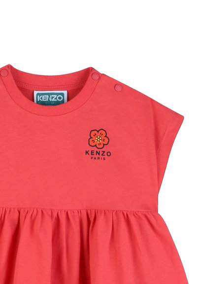 Robe à manches courtes de couleur corail en coton doux. Dotée d'une jupe froncée, de boutons-pression aux épaules et d'un imprimé logo floral.