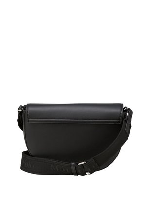 Schwarze Leder-Umhängetasche mit einem breiten verstellbaren Stoffriemen und silberner Schnallen-Hardware vor weißem Hintergrund.