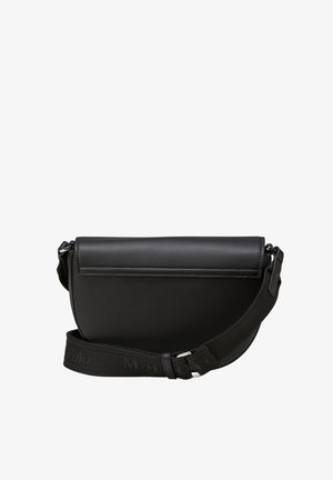 Czarna skórzana torba na ramię z szerokim, regulowanym paskiem materiałowym i srebrnymi klamrami na białym tle.