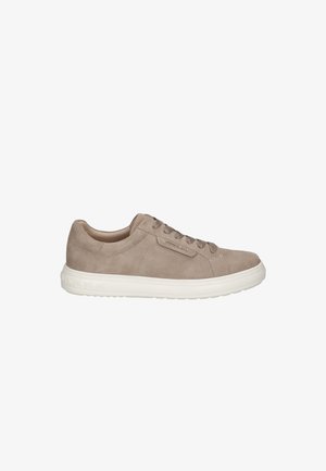 Taupe suède lage sneaker met veters aan de voorkant, witte rubberen zool en subtiel merkembleem op het zijkantpaneel.