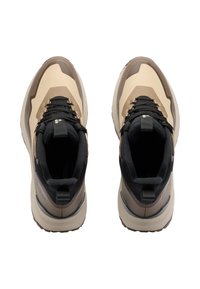 Scarpe da trekking beige e marroni con lacci neri, colletto imbottito e suole in gomma; con tomaia testurizzata e sezioni di colore contrastante.