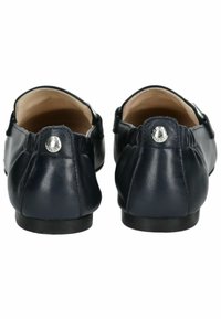 Ballerines en cuir bleu marine avec un doux plissé au niveau du talon, coup peu profond et un accent métallique circulaire à l'arrière. Texture lisse et design classique.