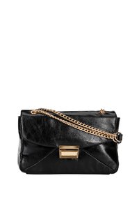Borsetta in pelle nera con pattina pieghevole, accessori in oro e tracolla a catena. Presenta un design geometrico e un accento di chiusura metallica.