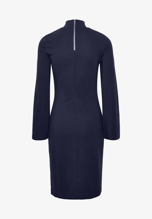 Robe bleu marine mi-longue aux genoux, avec manches longues, col haut et fermeture éclair visible dans le dos.