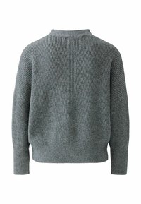Grijze gebreide trui met een geribbelde textuur, verlaagde schouders en een ronde hals. De achterkant toont verticale naden voor extra detail.