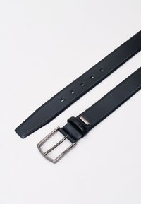 Schwarzer Leder-Gürtel mit glänzender silberner Metallschnalle, fünf Löchern zur Größenverstellung und durchgehend glatter Textur.