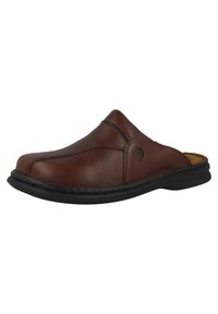 Bruna läderslippers med rund tå, sömnadsdetaljer och en svart gummisula. Slät textur med lätt glans.