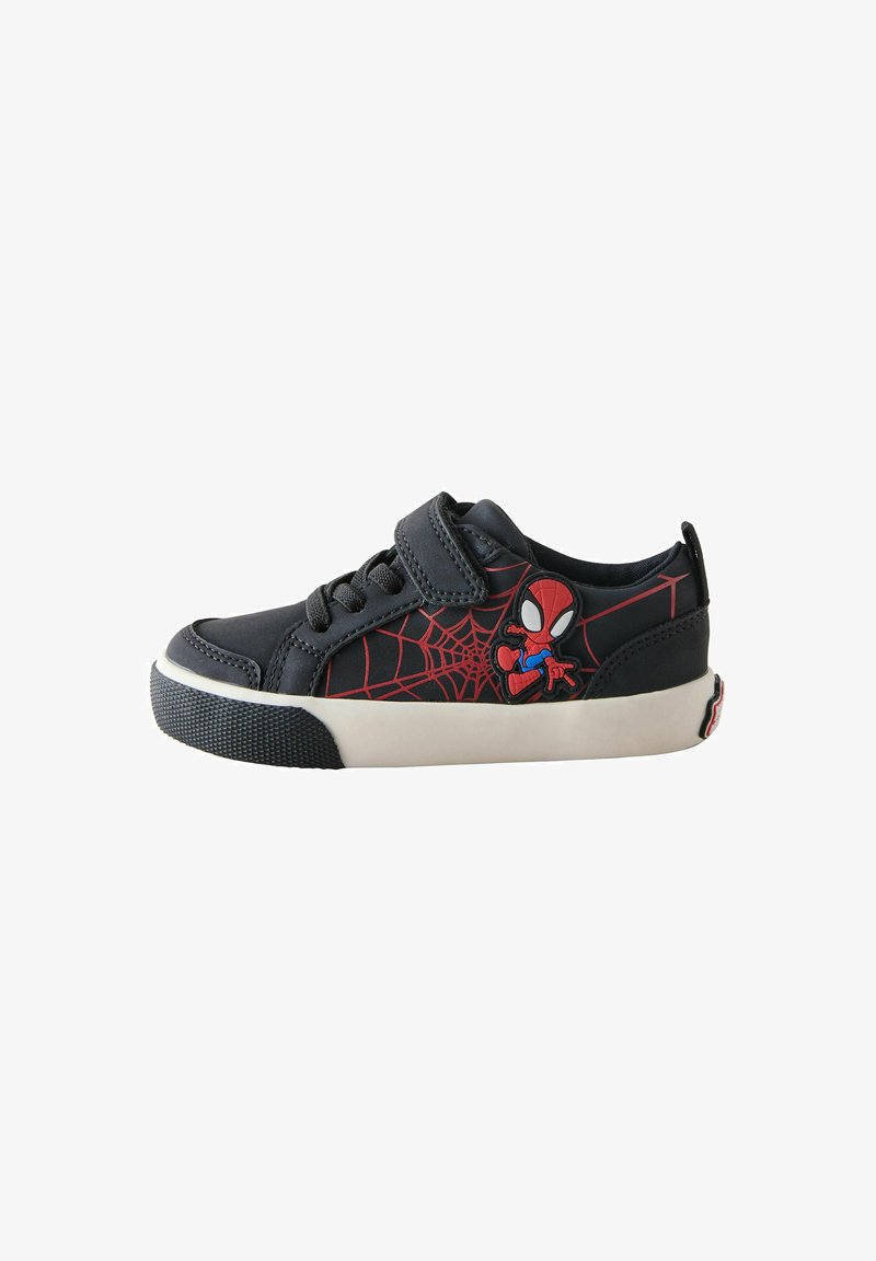 Basket noire pour enfants avec motif toile d'araignée rouge et petite figurine de Spider-Man dessin animé sur le côté, semelle blanche et fermeture velcro.