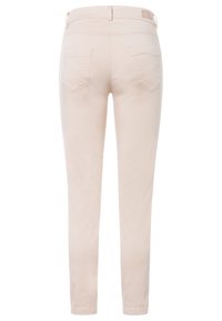 Světle béžové kalhoty vyrobené z měkké tkaniny, s úzkým střihem, zadními kapsami a štítkem v pase. Hladká textura s čistým designem.