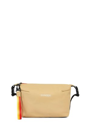Borsa a tracolla beige con logo Sundek, tracolla nera regolabile e tiralampo in tessuto sfumato rosso-giallo.