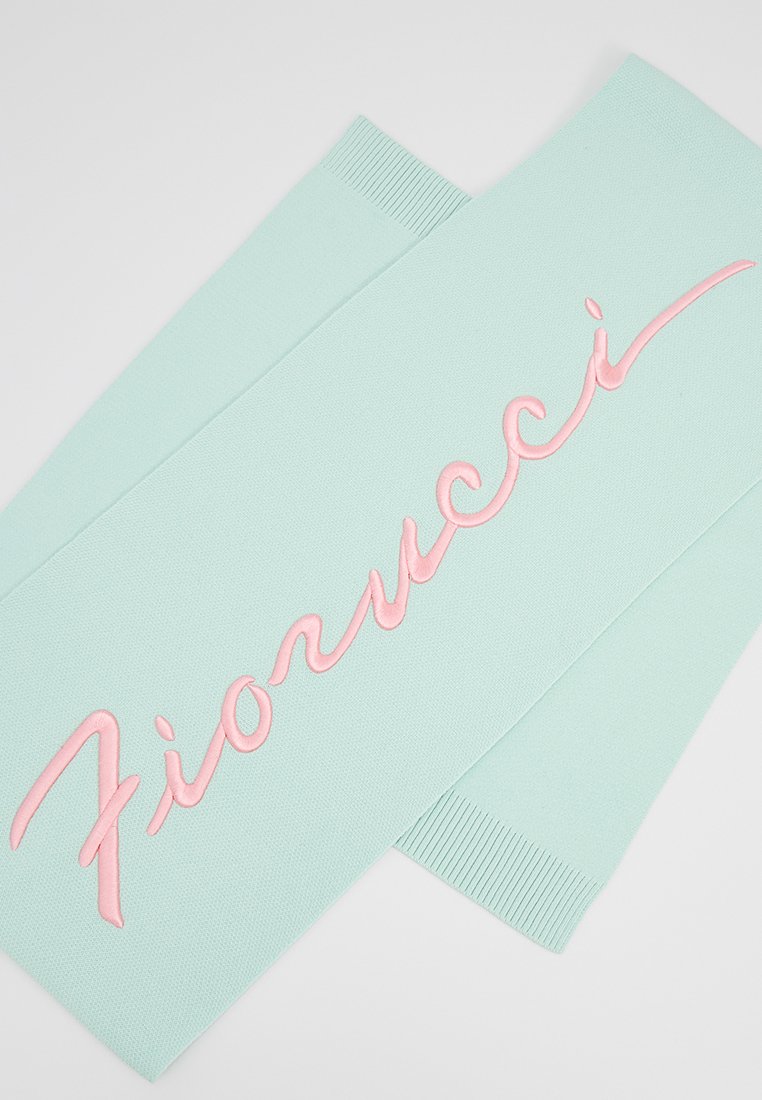 Hellgrüner Schal mit gesticktem Schriftzug "Fiorucci" in Pink. Der Stoff hat eine glatte Textur mit gerippten Enden.