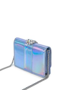 Bolso de mano azul iridiscente con una correa de cadena, que presenta un cierre adornado con cristales y un diseño rectangular elegante.