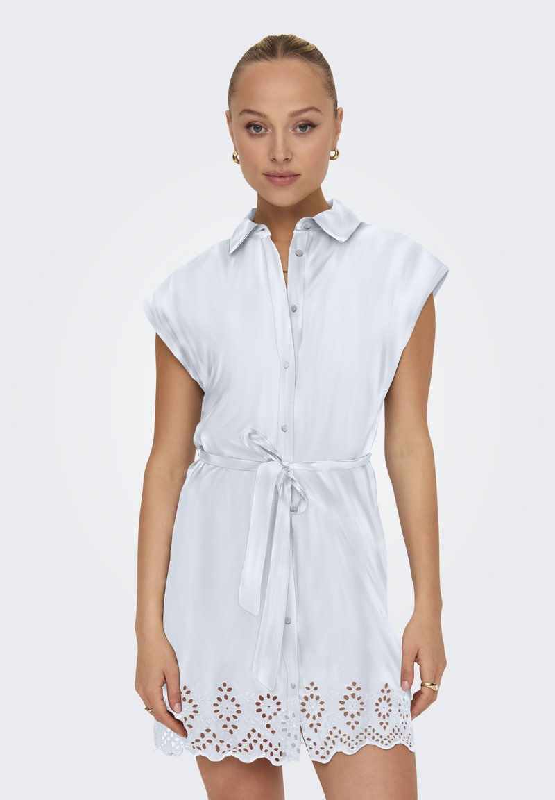 Vestito camicia bianco con colletto, maniche corte, chiusura a bottoni sul davanti e cintura da annodare. Presenta un orlo scallop con dettagli a occhiello nella parte inferiore.