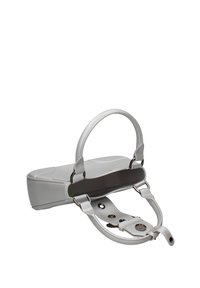 Grauer VR-Headset mit einem schlanken Design, das über einen abgerundeten Gurt und einstellbare Hardware für einen sicheren Sitz verfügt. Glatte Oberfläche und minimale Akzente.