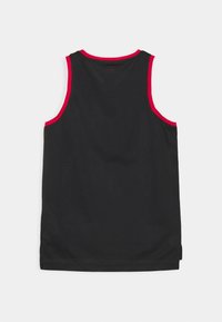 Czarna bezrękawnikowa koszulka sportowa wykonana z siateczkowego materiału, z czerwonymi akcentami na szyi i na otworach na ramiona. Tylny widok ukazuje oddychającą strukturę.