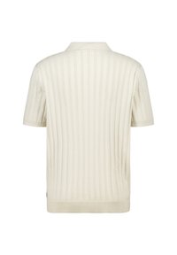 Polo shirt crema a maniche corte con texture a coste, motivo a righe e colletto classico. Presenta un orlo dritto e un dettaglio di branding discreto.