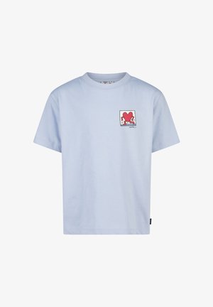 Camiseta de algodón azul claro con un gráfico cuadrado en el pecho que tiene un corazón rojo y un contorno negro, de mangas cortas y diseño de cuello redondo.
