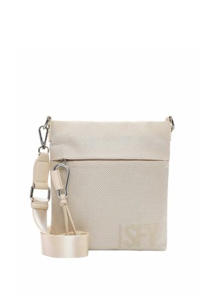 Beige textuur schoudertas met verstelbare riem, zilveren hardware, voorvak met rits en subtiel merklogo nabij de rechterbenedenhoek.