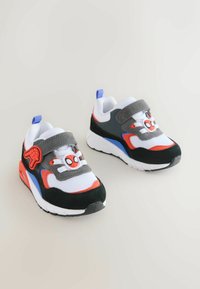 Børnesneakers i mesh og ruskind; med Spider-Man design, grå, hvid, rød og blå detaljer samt Velcro-lukning.