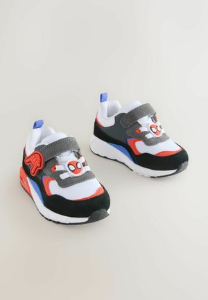 Dziecięce sneakersy z siateczki i zamszu; posiadają wzór Spider-Mana, w odcieniach szarości, bieli, czerwieni i niebieskiego, z zapięciem na rzep.